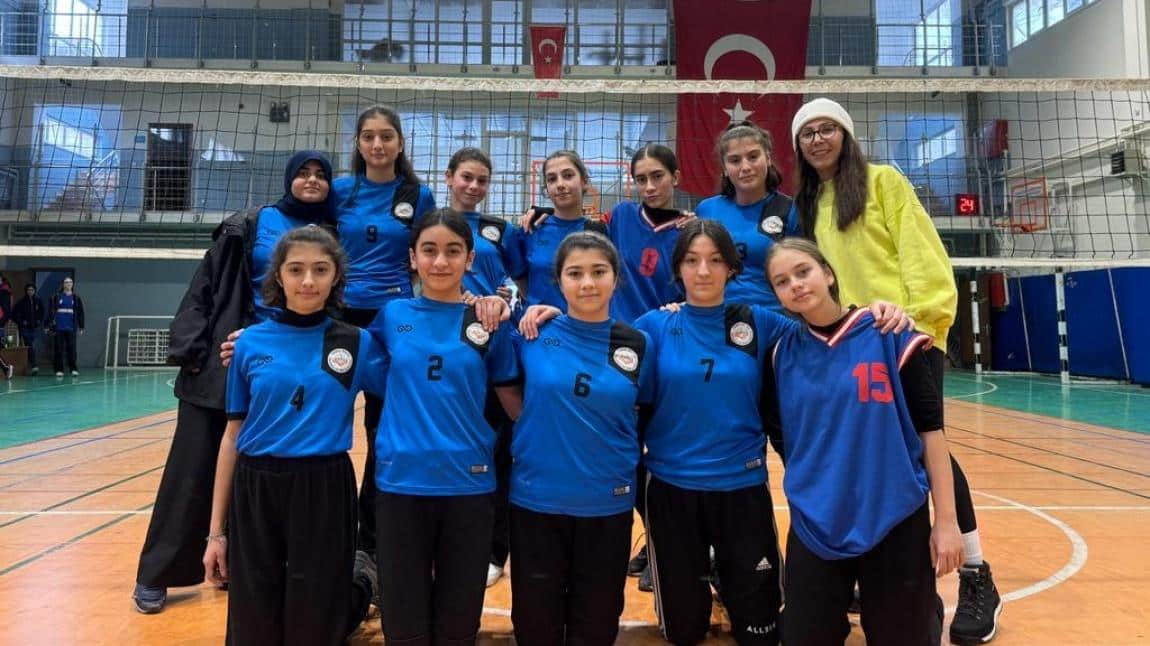 Voleybol takımımız ilçe kulüpler arası turnuvalarda ŞAMPİYON olarak İstanbul kulüpler arası turnuvalara katılmaya hak kazandı.